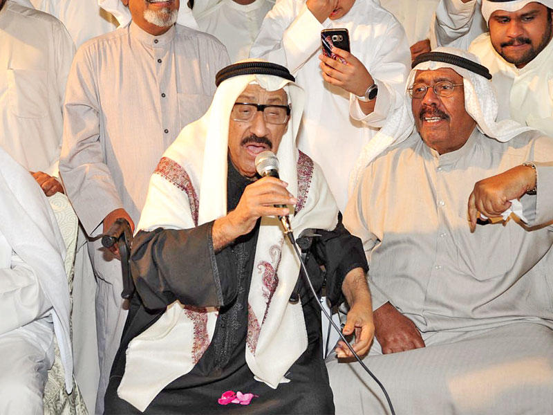 شادي الخليج مغنياً وإلى جانبه الحديبي