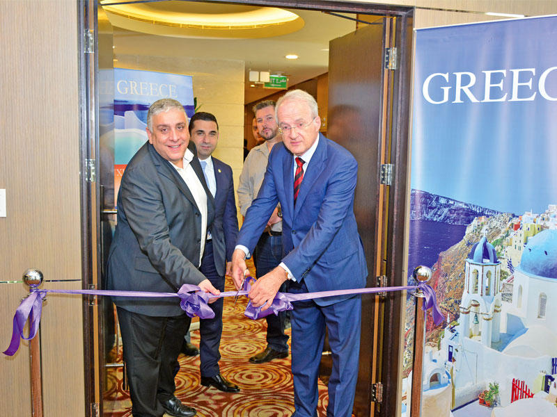 السفير اليوناني وتيزابسيديس خلال افتتاح المعرض أمس