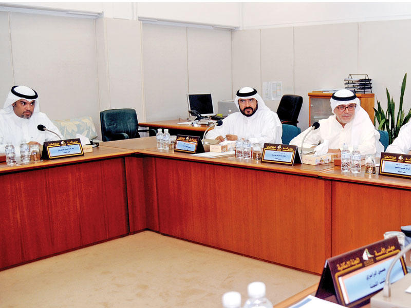 لجنة التحقيق في القضايا الصحية في اجتماعها أمسt(تصوير عبدالله الخلف)