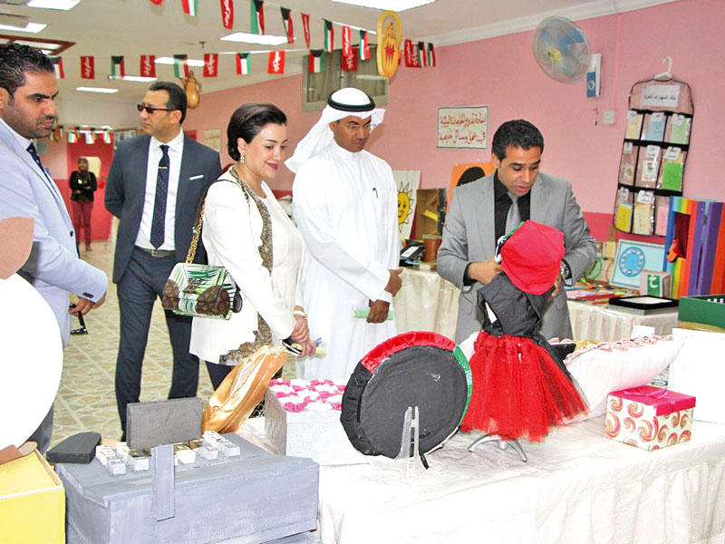 الوفد مطلعاً على مشروع للطاقة البديلة لطلبة الثانوي