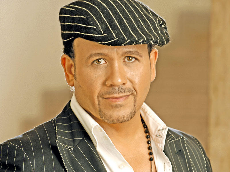  الفنان هشام عباس