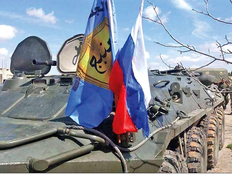 مدرعة روسية رفع عليها علم روسي وراية مجلس منبج العسكري 