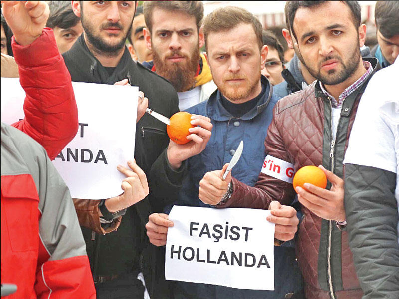 شبان أتراك يطعنون حبات برتقال بالسكاكين ويحملون لافتات معادية لهولندا علماً أن اللون البرتقالي هو لون المنتخب الهولندي لكرة القدم ويعتبر اللون الوطني للبلاد 