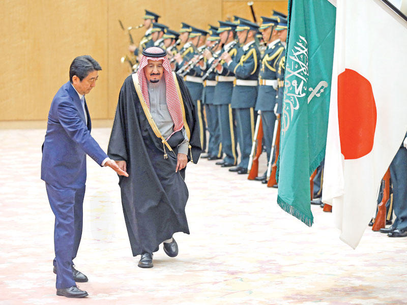 آبي مستقبلاً الملك سلمان في طوكيو أمس (أي بي أيه)