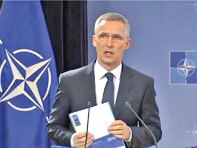 الأمين العام لحلف «الناتو» مقدماً تقريره  أمس