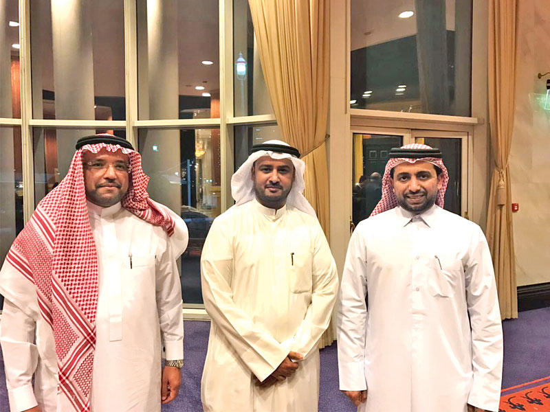 الديحاني متوسطاً المشاركين في المنتدى