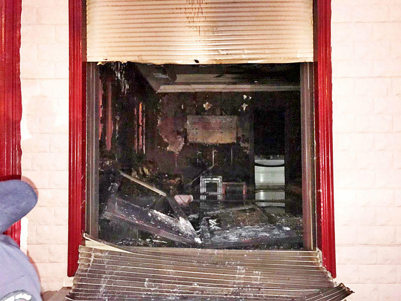 آثار الحريق بالمنزل