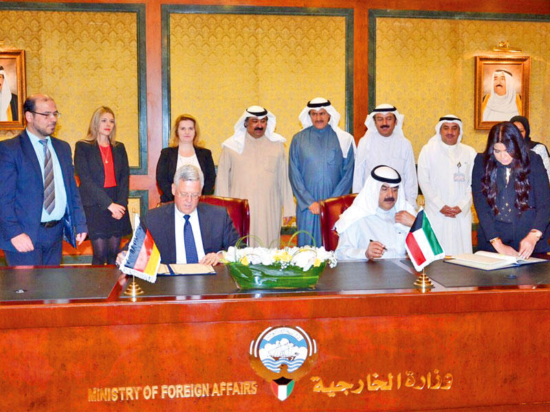 الجارالله وسفير ألمانيا اثناء توقيع الاتفاقية أمس