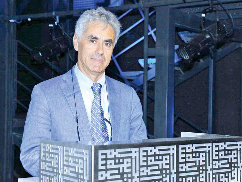 د. بالومبو أثناء محاضرته في دار الآثار