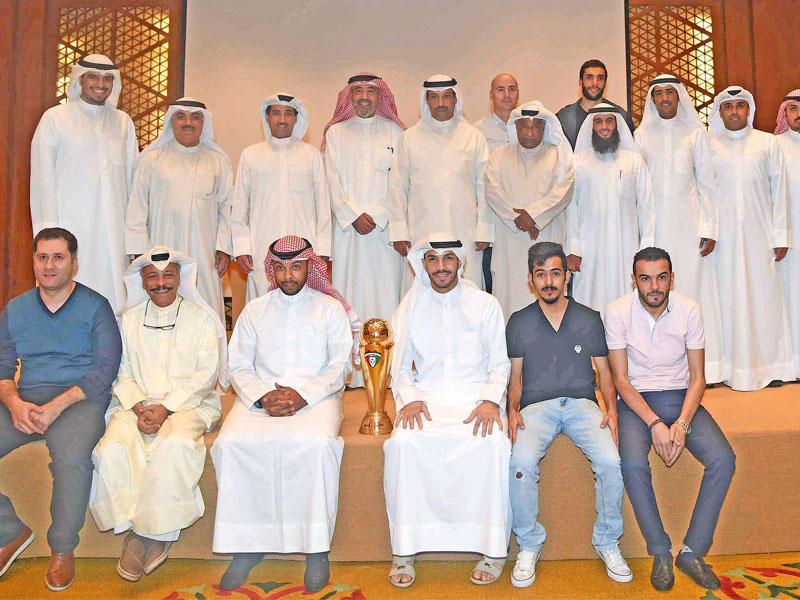 لقطة تذكارية عقب تسليم فليطح مكافأة المركز الأول إلى الكويت
