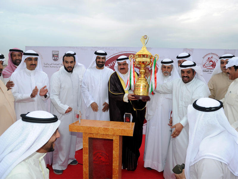 ممثل راعي الحفل محافظ العاصمة الفريق متقاعد ثابت المهنا يسلم كأس سمو أمير البلاد الشيخ صباح الأحمد الجابر الصباح