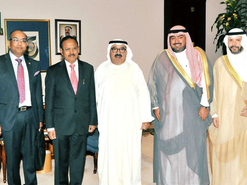  وزير شؤون الديوان الأميري الشيخ ناصر صباح الأحمد في استقبال مستشار الأمن الوطني الهندي