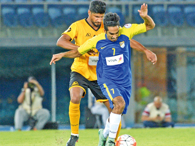 صراع على الكرة في لقاء سابق بين القادسية والساحل