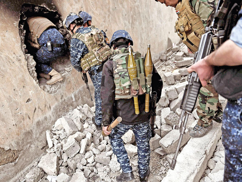 الشرطة الاتحادية العراقية تخوض معارك من بيت إلى بيت وسط الموصل أمس الأول (أ ف ب)