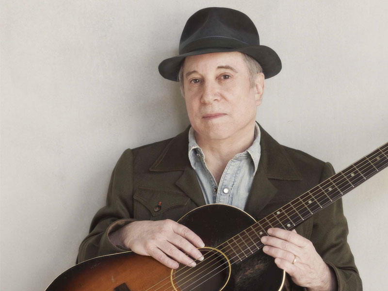 فنان الفولك روك الشهير بول سايمن