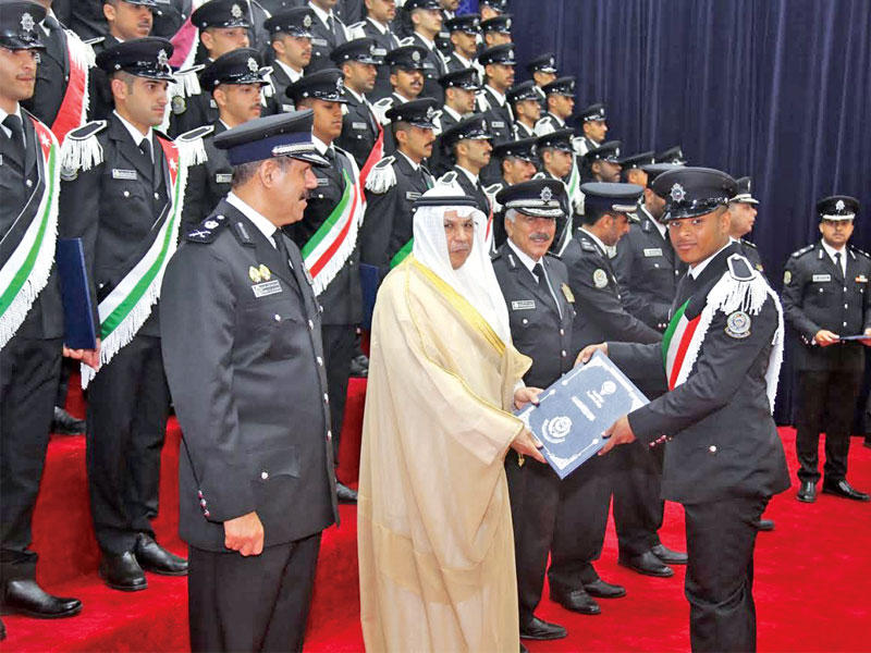 الجراح مكرماً أحد الخريجين