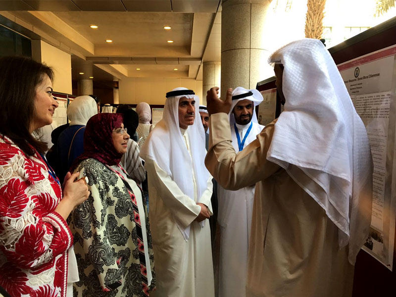 مدير الجامعة يستعرض الملصقات العلميه