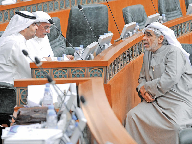 عبدالصمد في حديث مع العدساني والمويزري
