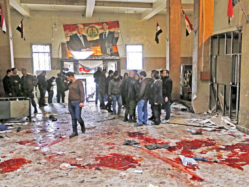 قوات الأمن تفتش قصر العدل في دمشق أمس (أ ف ب)