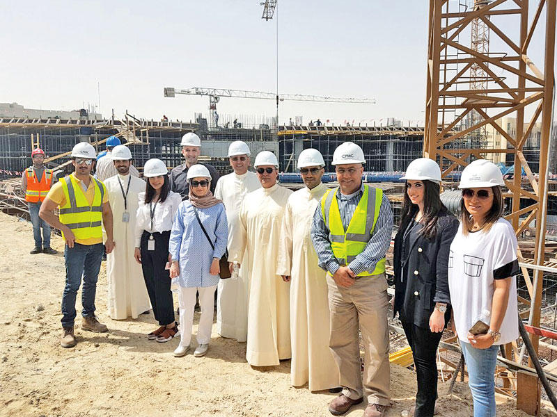 المضف متوسطاً قياديي البنك ومهندسي المشروع