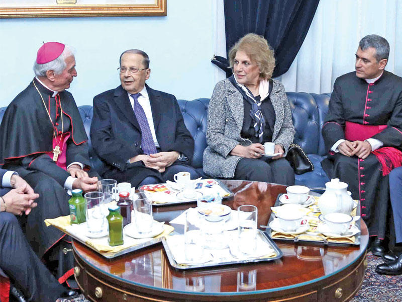 عون والسيدة الأولى في مطار روما أمس (دالاتي ونهرا)