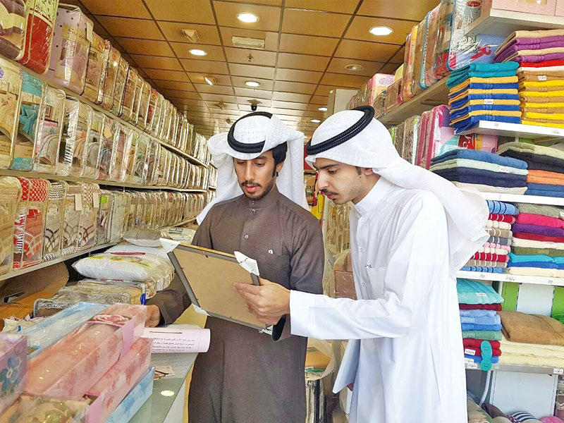 موظفان بالبلدية اثناء الجولة