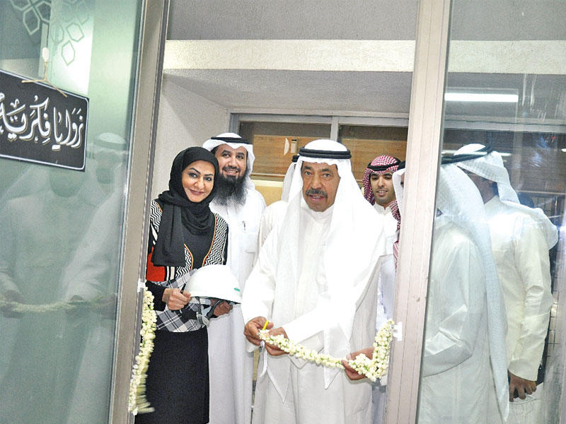 البابطين خلال قص الشريط إيذانا بافتتاح المكتبة