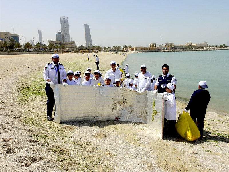 جانب من حملة تنظيف الشواطئ التابعة للمبرة التطوعية البيئية الكويتية
