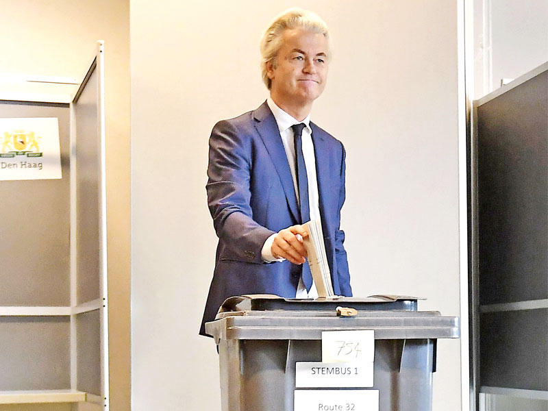 فيلدرز يقترع أمس في لاهاي (أ ف ب)