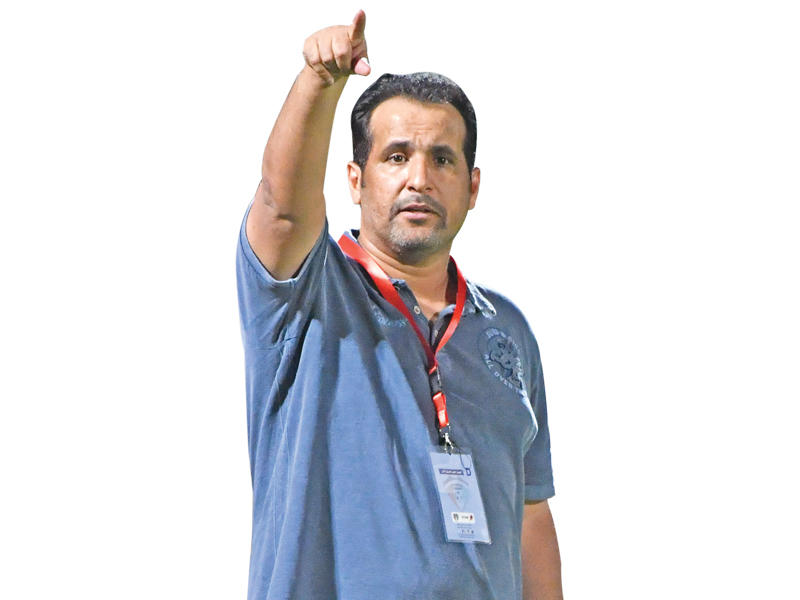  مدرب الفريق الأول لكرة القدم بنادي النصر ظاهر العدواني