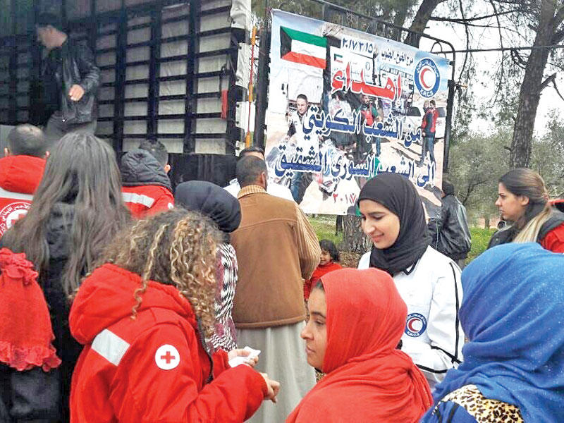 جانب من توزيع المساعدات أمس