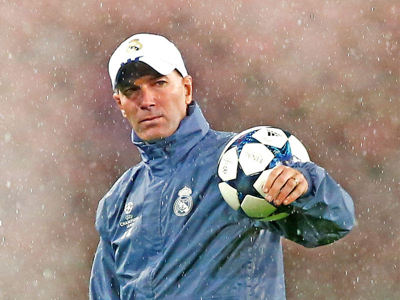  المدير الفني لريال مدريد زين الدين زيدان