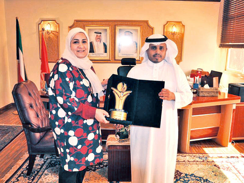 تبادل هدايا بين العرادي ومسؤول الوفد السعودي