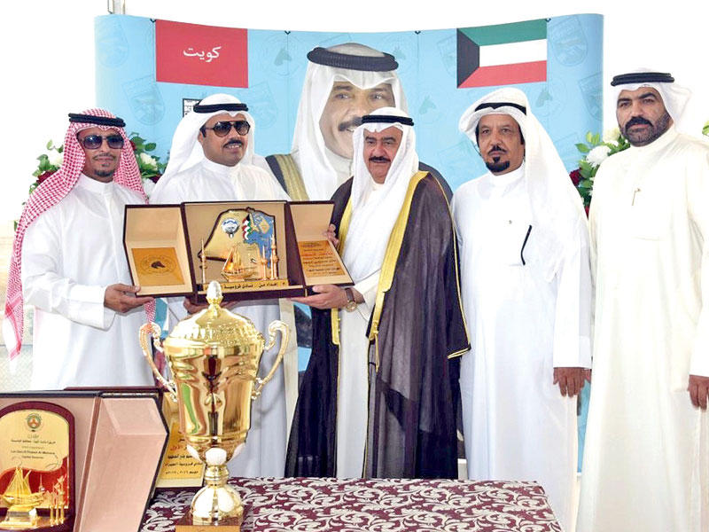 المهنا والخالدي خلال تسليم الجوائز لأصحاب الجياد الفائزة