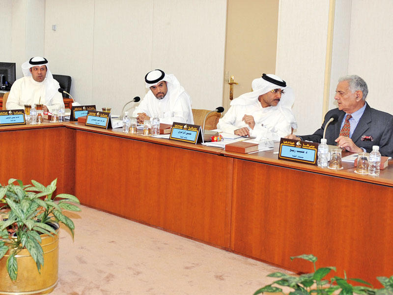 جانب من اجتماع لجنة التحقيق في «تجاوزات الصحة» أمس (تصوير عبدالله الخلف)