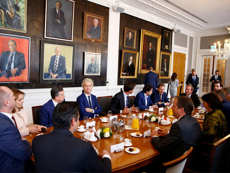 أعضاء البرلمان الهولندي خلال اجتماع في مجلس النواب في البرلمان الهولندي بعد الانتخابات العامة