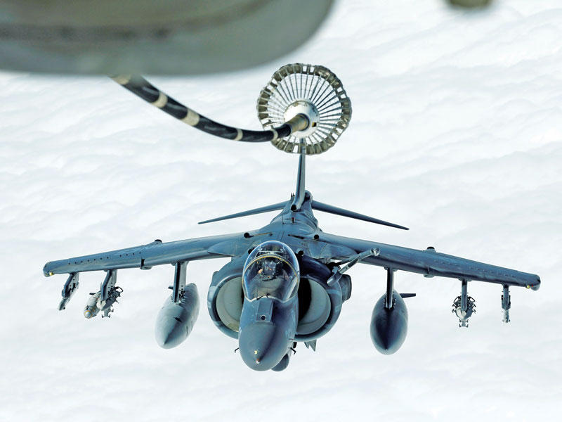 صورة لعملية تزويد مقاتلة أميركية بالوقود في المجال الجوي السوري أمس الأول  (رويترز)