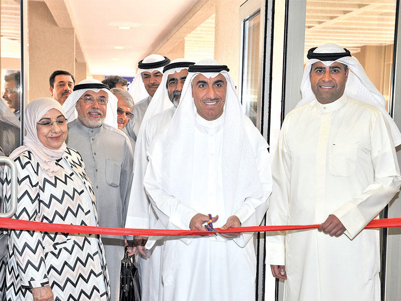 الانصاري خلال افتتاحه مبنى «الآداب»