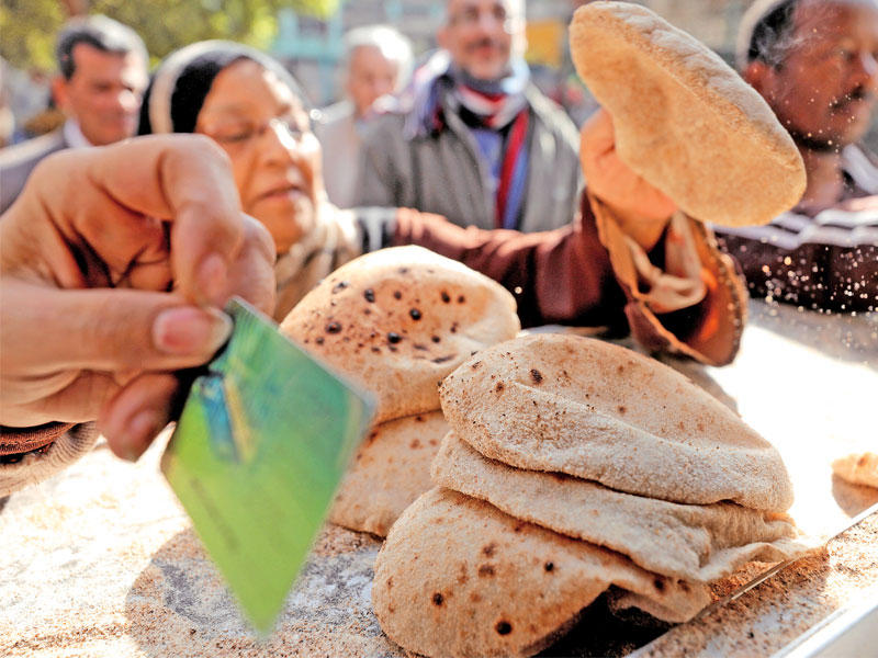مصرية تشتري خبزاً من القاهرة      (رويترز)