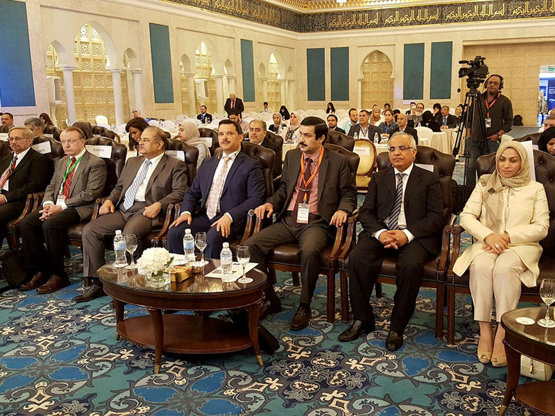  وزير الصحة الكويتي الدكتور جمال الحربي يتوسط الحضور خلال افتتاح المؤتمر الدولي الاول لرابطة الغدد الصماء الكويتية والمؤتمر الثامن في مستجدات امراض الغدد الصماء والاستقلاب 