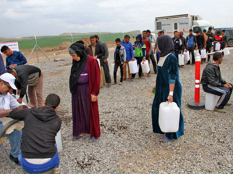 جانب من عملية توزيع النفط الأبيض