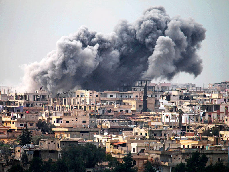 الدخان يغطي سماء درعا بعد غارة جوية للنظام أمس  (أ ف ب)