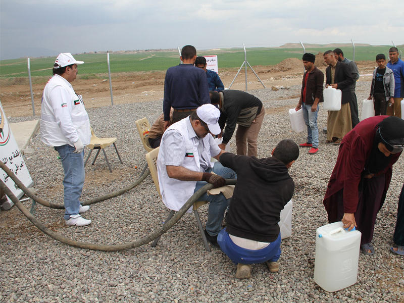  جانب من توزيع النفط الابيض على النازحين من مدينة الموصل المقيمين في مخيم قرب اربيل.