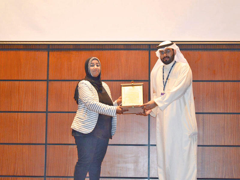 المجلس الطلابي مكرماً أحد أعضائه 