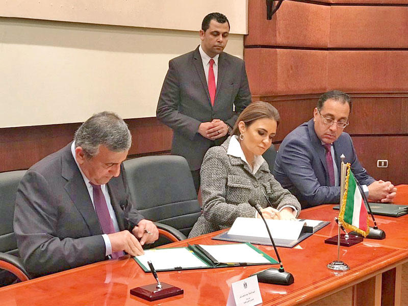 البدر ونصر خلال توقيع الاتفاقيتينn