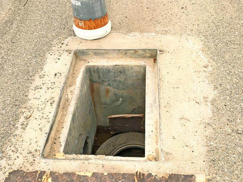 مناهيل الصرف مكشوفة بعد سرقة أغطيتها