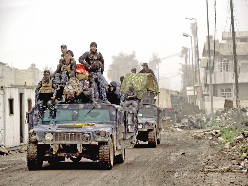 رتل عسكري يدخل المدينة القديمة بالموصل أمس (أ ف ب)n