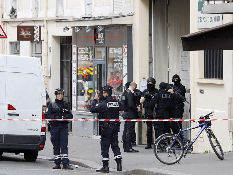 رجال الشرطة الفرنسية في المبنى حيث رجل مشتبه في ذبح والده وشقيقه