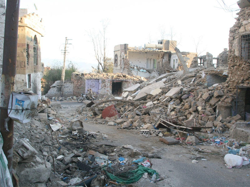 منظر الدمار في أحد شوارع جنوب غرب مدينة تعز، اليمن