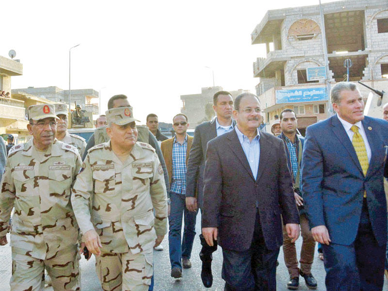 صبحي وعبدالغفار خلال جولة بالعريش أمس  (الجريدة)n